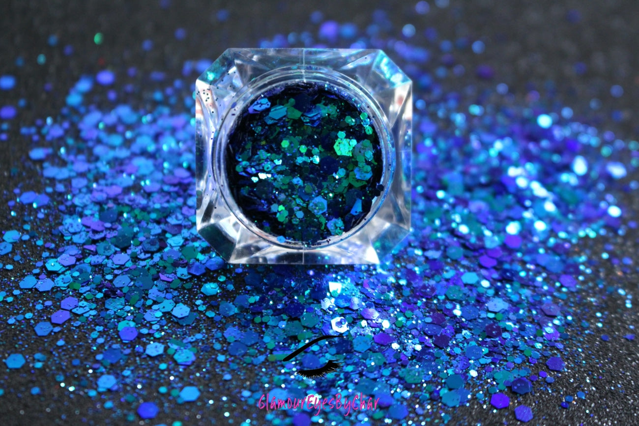 This chameleon glitter is called Deep Sea and is part of the super chunky glitter collection. It consists of royal blue glitter with a teal unique colour shifting sparkle. Deep Sea can be used for your face, hair, body and nail art, glitter slime, resin art or DIY projects.  Comes in 5g jars only.