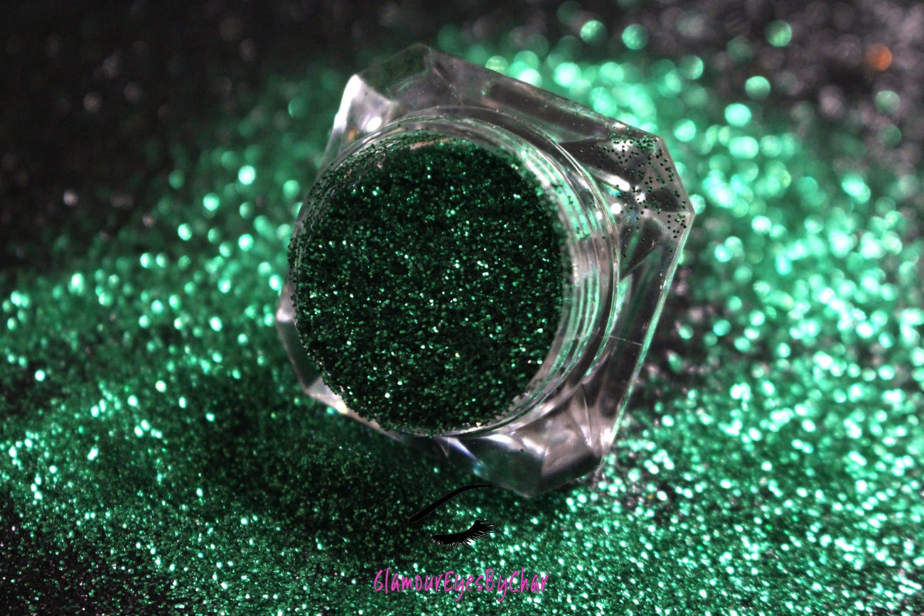 Emerald City – Premium Emerald Green Glitter
Part of our Simple Glitter Collection, this bold emerald green glitter shines with a rich, jewel-toned sparkle. Emerald City can be used for all your creative looks, nail art, hair, and glitter slime.
Available in 5g jars only.