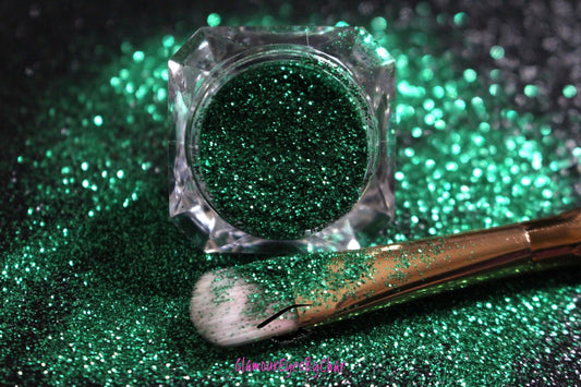 Emerald City โ Premium Emerald Green Glitter
Part of our Simple Glitter Collection, this bold emerald green glitter shines with a rich, jewel-toned sparkle. Emerald City can be used for all your creative looks, nail art, hair, and glitter slime.
Available in 5g jars only.
