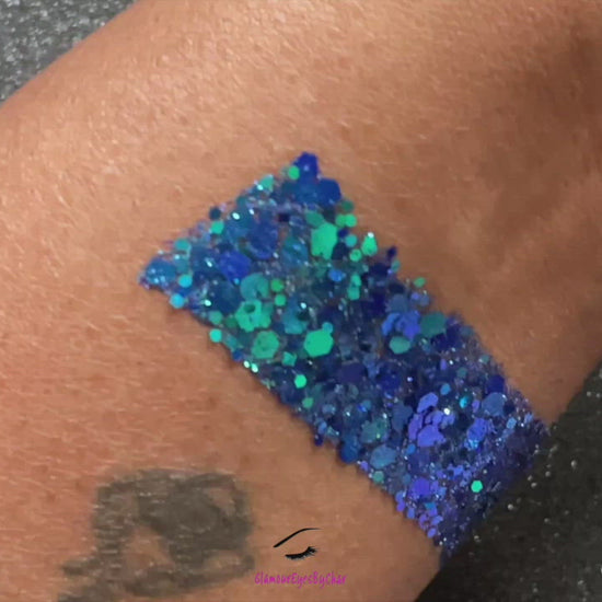 This chameleon glitter is called Deep Sea and is part of the super chunky glitter collection. It consists of royal blue glitter with a teal unique colour shifting sparkle. Deep Sea can be used for your face, hair, body and nail art, glitter slime, resin art or DIY projects. Available in 5g jars only. 