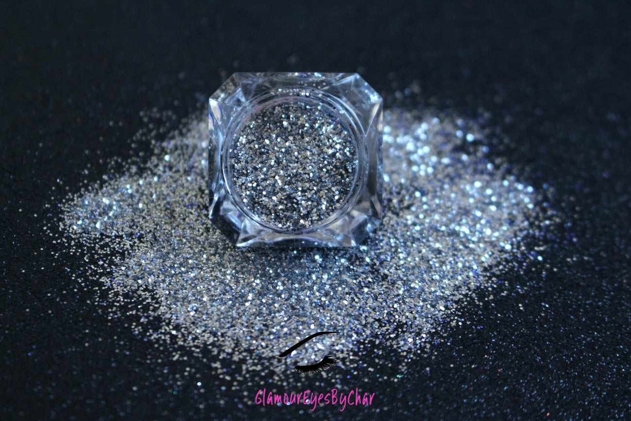 Full Moon – Premium Silver Metallic Glitter
Part of our Simple Glitter Collection, this silver metallic glitter adds a bold flash of shine. Full Moon can be used for all your creative looks, nail art, hair, and glitter slime.
Available in 5g and 10g jars.
Note: 10g jars are round and not diamond shaped.