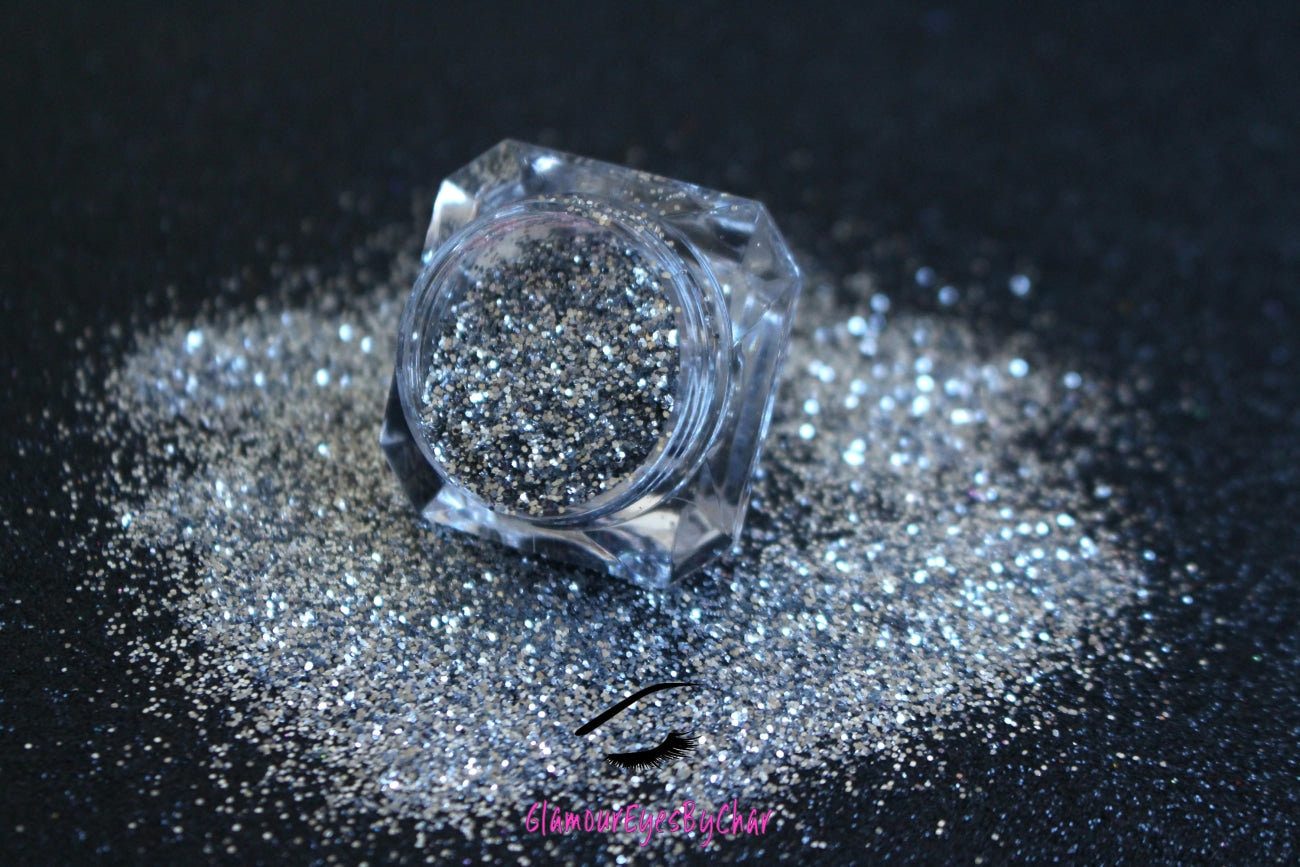 Full Moon – Premium Silver Metallic Glitter
Part of our Simple Glitter Collection, this silver metallic glitter adds a bold flash of shine. Full Moon can be used for all your creative looks, nail art, hair, and glitter slime.
Available in 5g and 10g jars.
Note: 10g jars are round and not diamond shaped.
