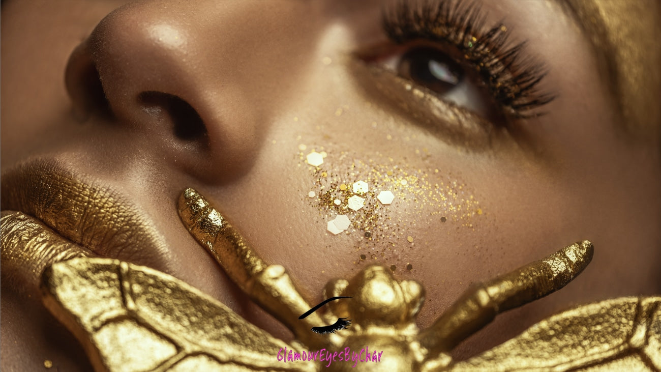 This glitter is called Gold Digger and is part of the super chunky glitter collection. It consists of true gold glitter with an extreme brilliance and a dazzling holographic sparkle. Gold Digger can be used for aGold Digger – Premium True Holographic Gold Glitter Mix
A premium glitter from our Super Chunky Glitter Collection, Gold Digger features true holographic gold glitter with an exceptionally brilliant shine. Perfect for all your creative looks,your face, body, hair and nails. Comes in 5g and 10g jars.