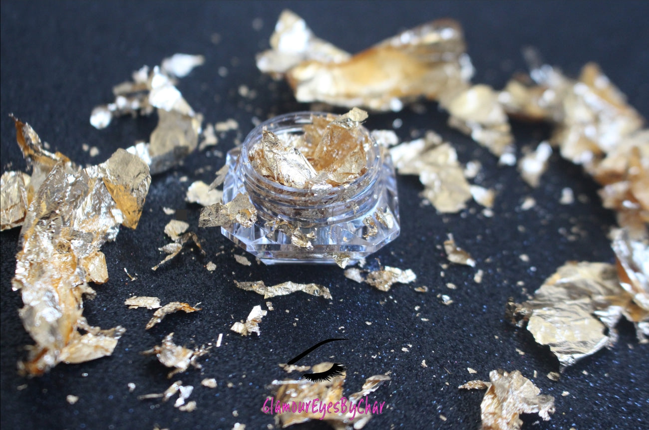 Gold Flakes – Metallic Imitation Gold/strong
Part of our Glamour Goodies Collection, these soft, shimmering metallic imitation gold flakes are perfect for nail art and any creative project. Gold Flakes add a luxe touch wherever you need a little extra glam.
Available in 5g and 10g jars.
Note: 10g jars are round and not diamond shaped.