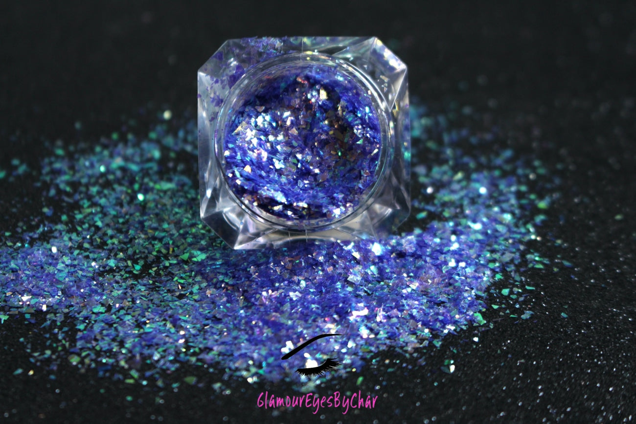 This glitter is called Grapetini and is part of the cellophane glitter flakes collection. It consists of purple iridescent glitter shards with green and golden reflects. Grapetini is perfect for body and nail art, glitter slime, resin art or DIY projects. Comes in 5g jars only.