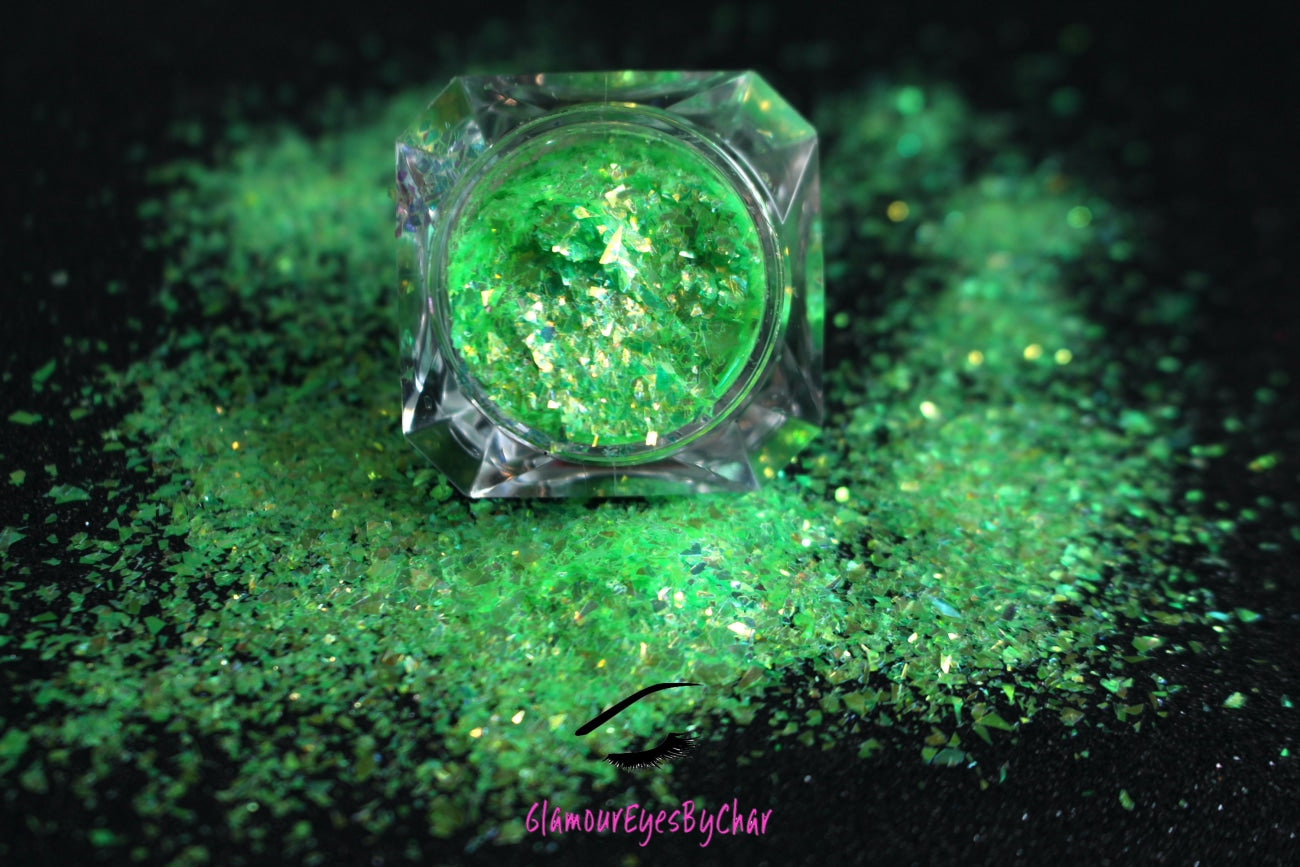 This glitter is called Greentini and is part of the cellophane glitter flakes collection. It consists of bright green iridescent glitter with golden reflects. Greentini is perfect for body and nail art, glitter slimes, resin art or DIY projects. Comes in 5g jars only.