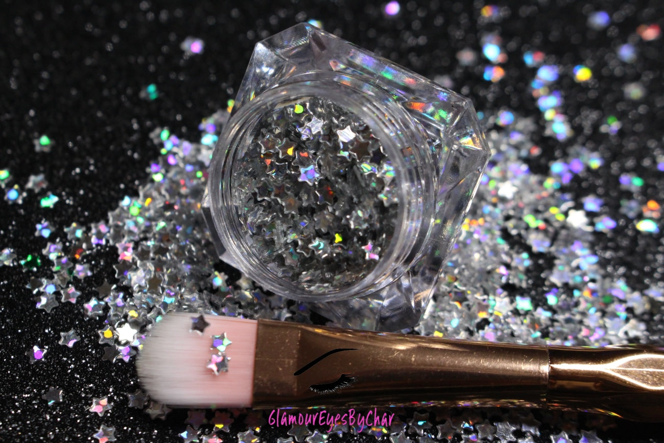 This glitter is called Holographic Silver Stars and is part of the shaped glitters collection. It consists of silver small stars with a holographic sparkle. Holographic Silver Stars can be used for your face, body, hair and nails.