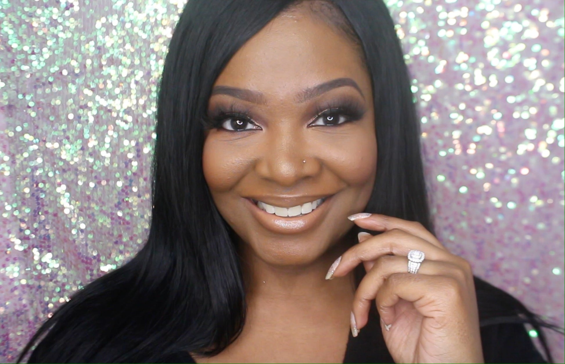 These 3D luxurious mink lashes are called Jakki and are 15-18mm in length. They are light and fluffy, and very comfortable to wear on the lids. The thin lashband, makes the application process a breeze. Jakki are suitable for everyday wear and can be worn up to 25 times if handled with care.