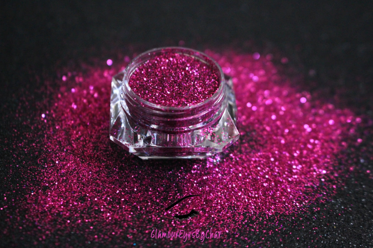 This glitter is called Mad Magenta and is part of the simple glitter collection. It consists of metallic magenta glitter. Mad Magenta can be used for your face, body, hair and nails. Comes in 5g and 10g jars.