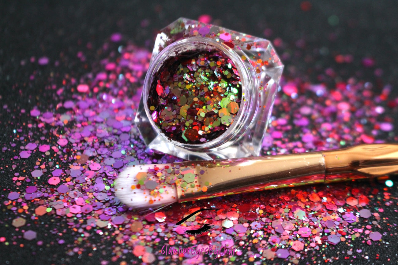 This chameleon glitter is called Mardi Gras and is part of the super chunky glitter collection. It consists of purple glitter with a green and bronze unique colour shifting sparkle. Mardi Gras can be used for your face, hair, body and nail art, glitter slime, resin art or DIY projects. Comes in 5g jars only.