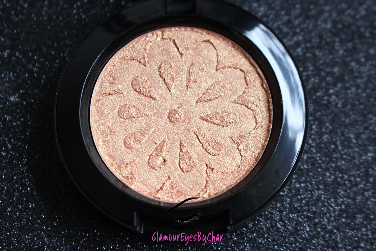 Nefertiti Glamlighter is a light golden with hints of warm orange shade and can be applied as a highlighter or an eyeshadow. Nefertiti is perfect for bold highlighter wearers. A little will go a long way!