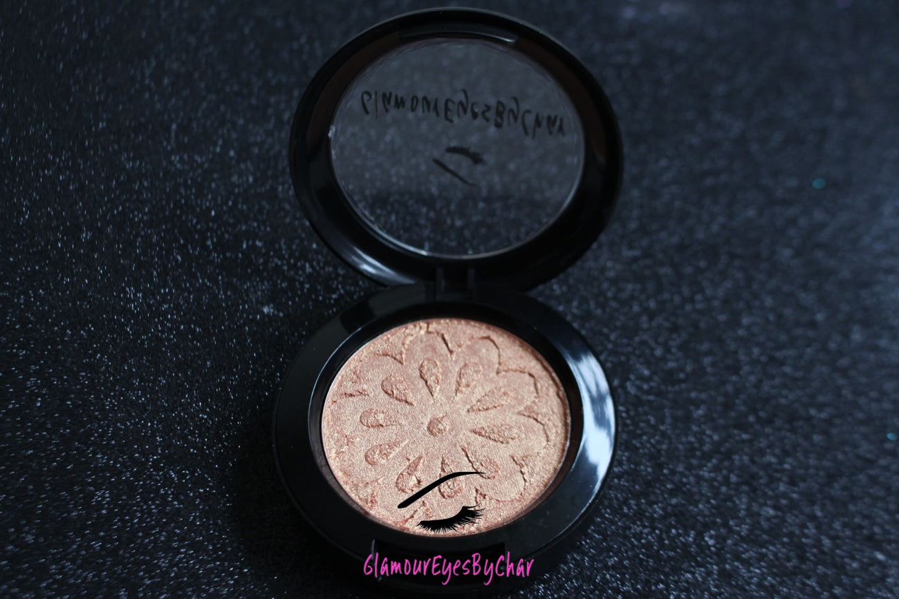Nefertiti Glamlighter is a light golden with hints of warm orange shade and can be applied as a highlighter or an eyeshadow. Nefertiti is perfect for bold highlighter wearers. A little will go a long way!