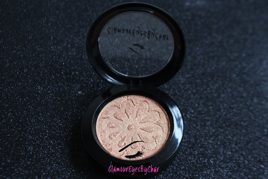 Nefertiti Glamlighter – Light Golden with Warm Orange Hues
Part of our Glamour Goodies Collection, the Nefertiti Glamlighter channels the glow of a goddess with its light golden shade kissed with warm orange tones. Perfect as a highlighter or eyeshadow, Nefertiti is made for bold glow lovers, and trust us, a little goes a long way!
Our handmade pressed glamlighter is richly pigmented and silky smooth, gliding effortlessly onto your skin for a luminous, eye-catching glow. The buttery formula builds and blen