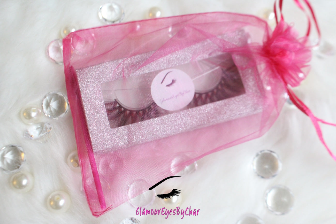 These 9D luxurious mink lashes are called Party Starter and are 17-20mm in length. They add a subtle pop of colour to your eyes and are comfortable to wear on the lids. The thin lashband, makes the application process a breeze.  Party Starter are suitable for playful eye looks and can be worn up to 25 times if handled with care.