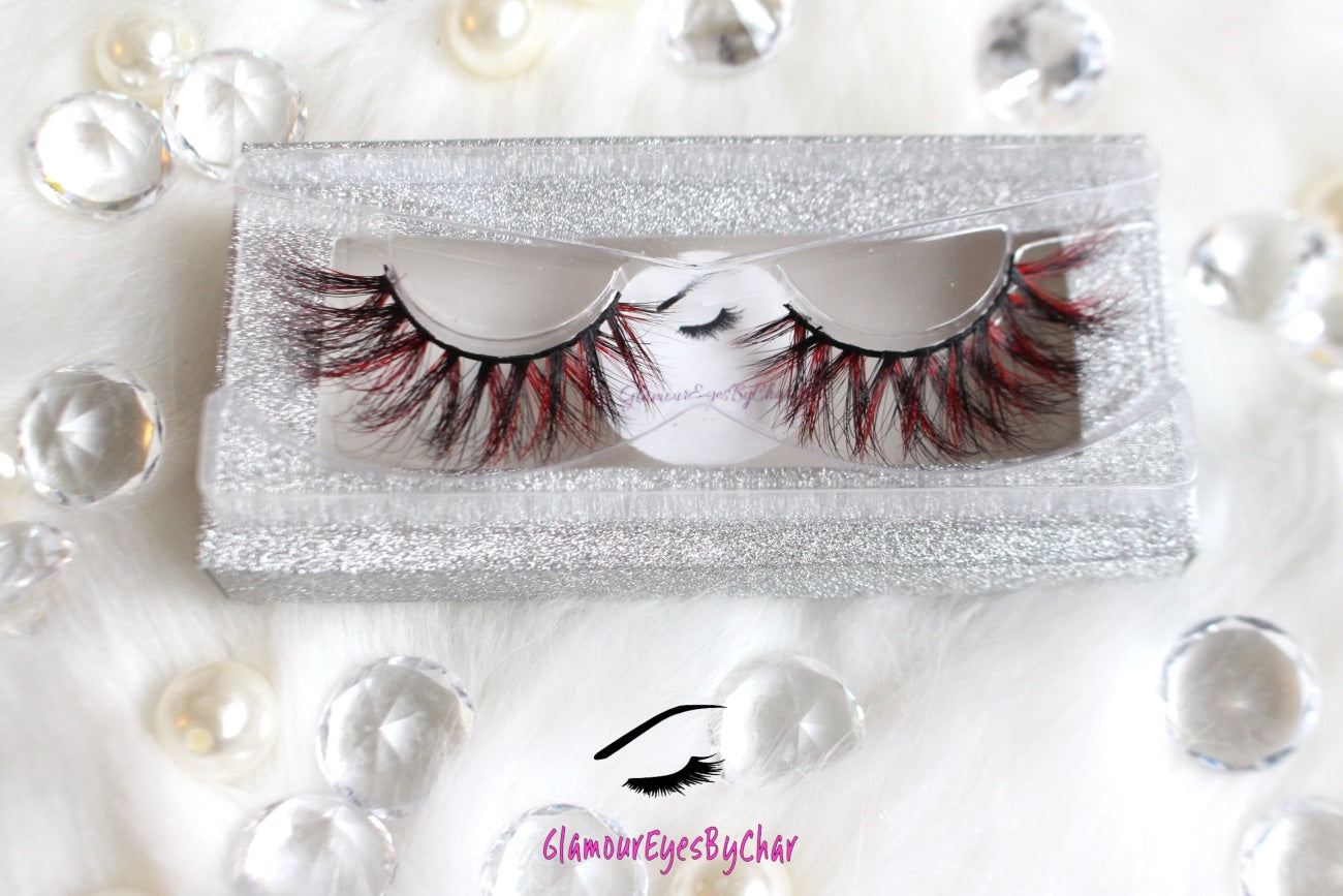These 9D luxurious mink lashes are called Party Starter and are 17-20mm in length. They add a subtle pop of colour to your eyes and are comfortable to wear on the lids. The thin lashband, makes the application process a breeze.  Party Starter are suitable for playful eye looks and can be worn up to 25 times if handled with care.