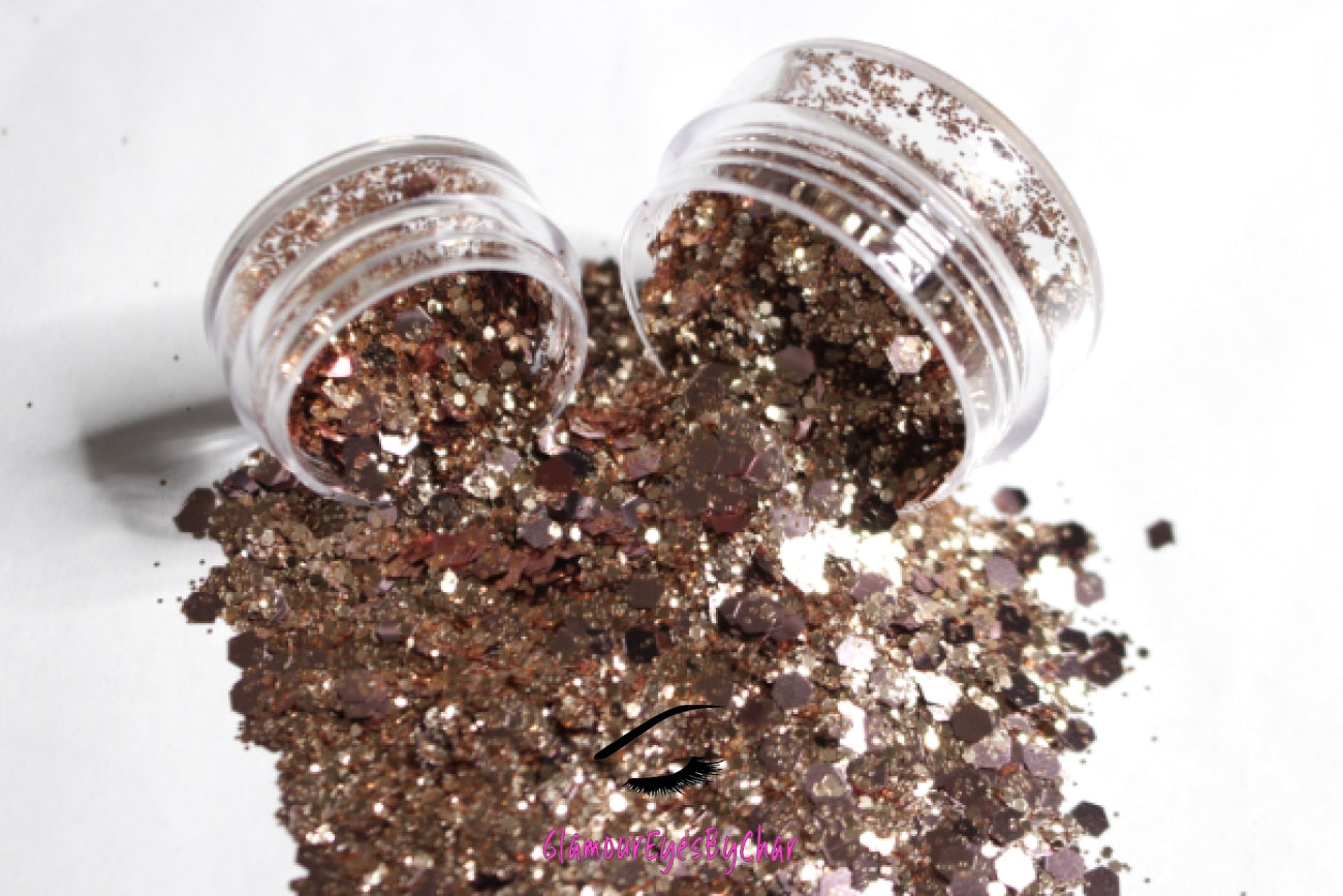 This glitter is called Rosé and is part of the super chunky glitter collection. It consists of rose gold and champagne glitter and has a dazzling sparkle. Rosé can be used for your face, body, nails and hair. Comes in 5g and 10g jars.