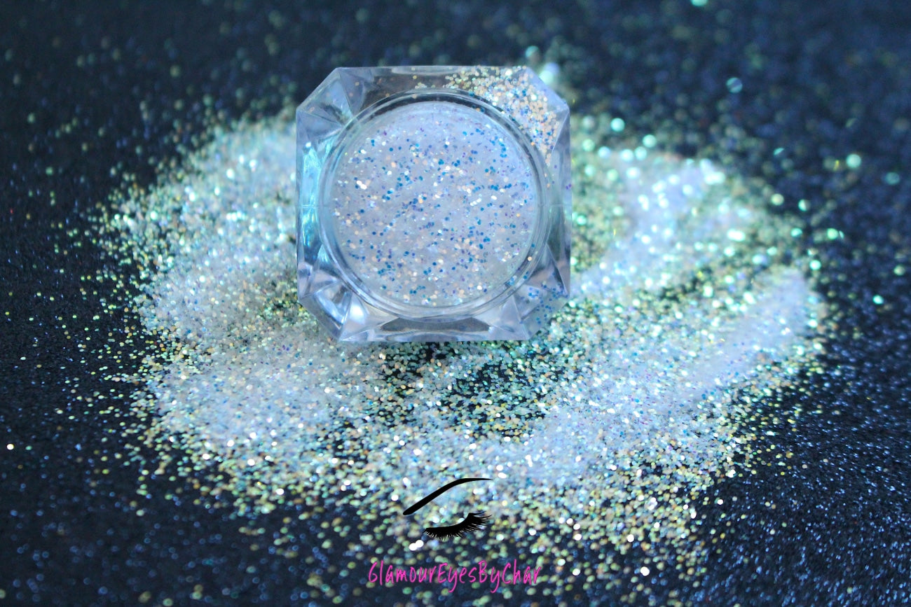 Snow Globe – Premium Blue-Purple and Gold Glitter
Part of our Simple Glitter Collection, this premium glitter consists of dreamy blue-to-purple glitter with golden tones. Snow Globe can be used for all your creative looks, nail art, hair, and glitter slime.
Available in 5g jars only.