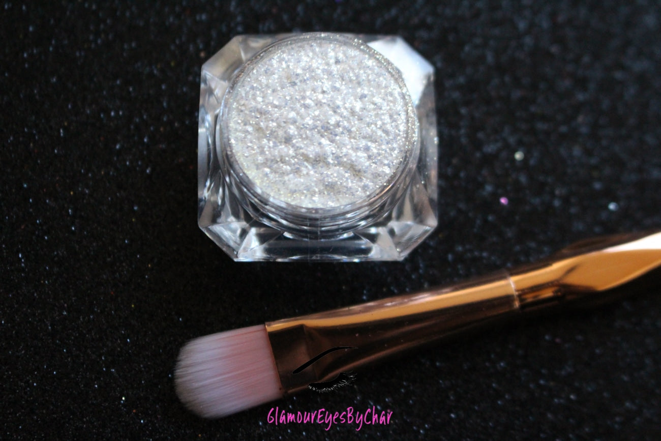White Gold pigment is cosmetic grade, finely milled, and creates a high-level sparkle effect on the eyes and nails. It looks white in our diamond jars but actually reflects gold. Did you know that it's also a dupe for the Reflects Gold glitter by MAC! Comes in 5g jars only. Tip: Apply it to your collar bones, shoulders and anywhere that needs a touch of shimmer to really GLAMOUREYES your look.