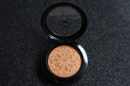 Cleopatra Glamlighter – Handmade Pressed Powder
Part of our Glamour Goodies Collection, Cleopatra is a rich copper-gold shade that can be worn as a highlighter or an eyeshadow. Perfect for those who prefer a subtle, sun-kissed glow, Cleopatra glides onto the skin for a luminous finish.

Our handmade pressed glamlighter is vegan, silky smooth, and highly pigmented. The buttery formula builds and blends seamlessly, delivering a radiant glow without ever looking glittery.

Net Wt. 6g,&nbsp;0.21oz
&nbsp;
**Plea