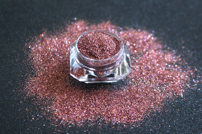 Cheeky Rose – Premium Holographic Rose Gold Glitter
Part of our Simple Glitter Collection, this holographic rose gold glitter adds a touch of glam to any look. Cheeky Rose can be used for all your creative looks, nail art, hair, and glitter slime.
Available in 5g jars only.