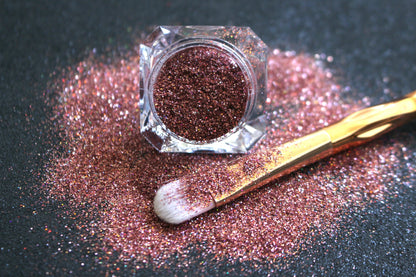 Cheeky Rose – Premium Holographic Rose Gold Glitter
Part of our Simple Glitter Collection, this holographic rose gold glitter adds a touch of glam to any look. Cheeky Rose can be used for all your creative looks, nail art, hair, and glitter slime.
Available in 5g jars only.