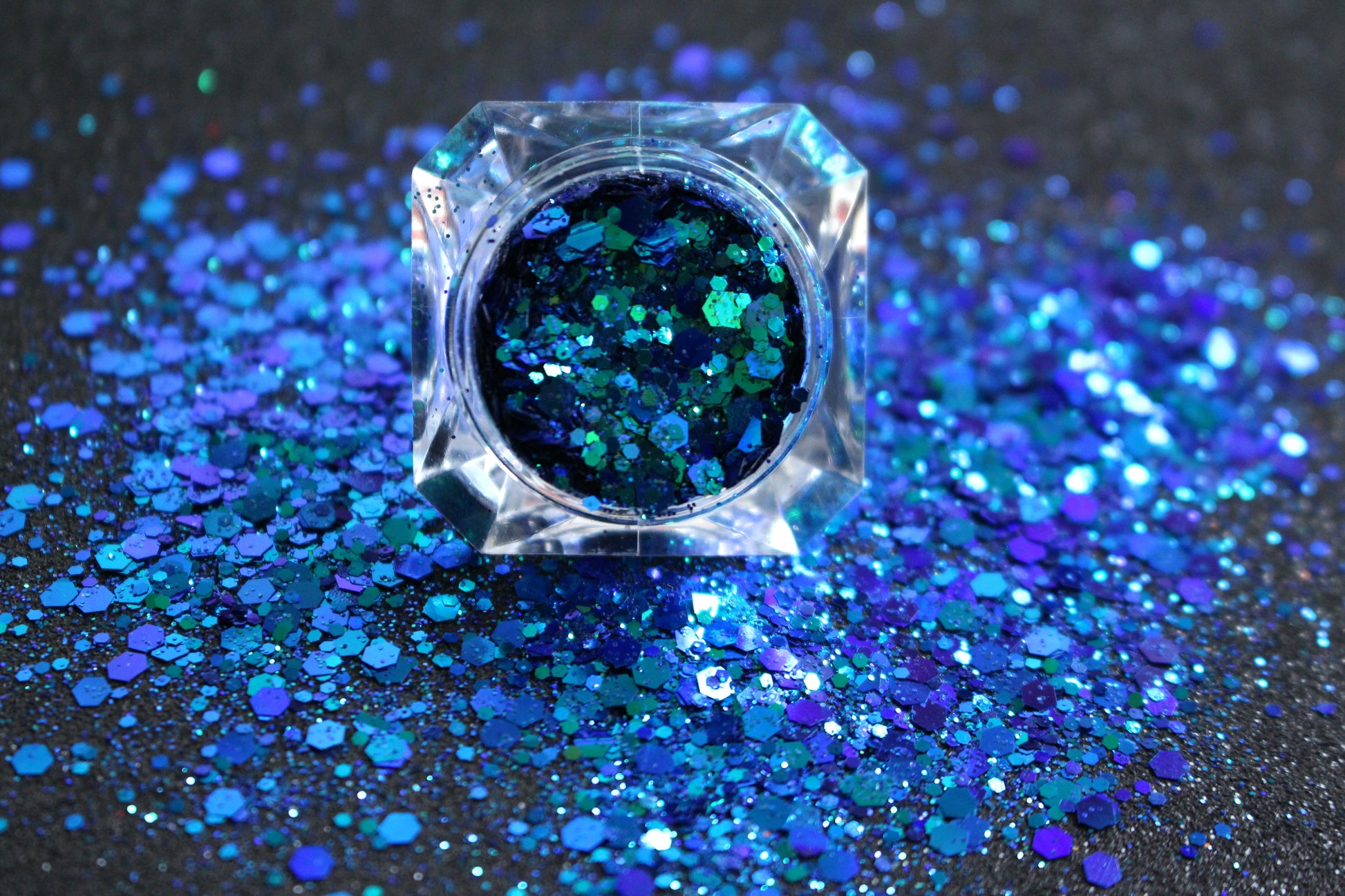 This chameleon glitter is called Deep Sea and is part of the super chunky glitter collection. It consists of royal blue glitter with a teal unique colour shifting sparkle. Deep Sea can be used for your face, hair, body and nail art, glitter slime, resin art or DIY projects.  Comes in 5g jars only.