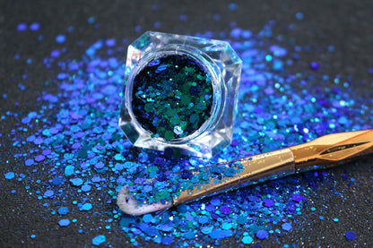 This chameleon glitter is called Deep Sea and is part of the super chunky glitter collection. It consists of royal blue glitter with a teal unique colour shifting sparkle. Deep Sea can be used for your face, hair, body and nail art, glitter slime, resin art or DIY projects.  Comes in 5g jars only.