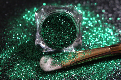 Emerald City – Premium Emerald Green Glitter
Part of our Simple Glitter Collection, this bold emerald green glitter shines with a rich, jewel-toned sparkle. Emerald City can be used for all your creative looks, nail art, hair, and glitter slime.
Available in 5g jars only.