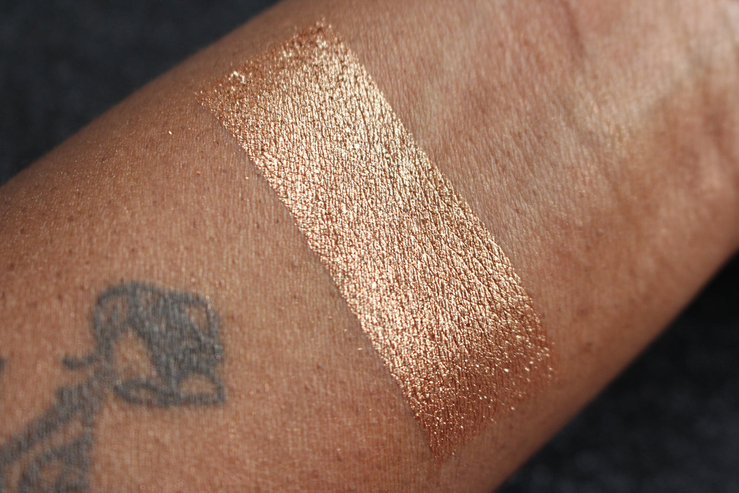 Egyptian Sand Glamlighter – Handmade Pressed Powder
Part of our Glamour Goodies Collection, Egyptian Sand is a cool brown bronze shade warmed with golden and red undertones. Perfect for bold highlighter wearers, a little of this shade goes a long way.

Our handmade pressed glamlighter is silky smooth, highly pigmented, and easy to blend. The buttery formula glides onto the skin, building seamlessly for a luminous glow without ever looking glittery.

Net Wt.&nbsp;6g,&nbsp;0.21oz