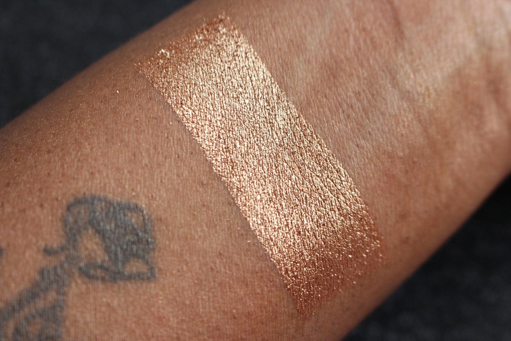 Egyptian Sand Glamlighter – Handmade Pressed Powder
Part of our Glamour Goodies Collection, Egyptian Sand is a cool brown bronze shade warmed with golden and red undertones. Perfect for bold highlighter wearers, a little of this shade goes a long way.

Our handmade pressed glamlighter is silky smooth, highly pigmented, and easy to blend. The buttery formula glides onto the skin, building seamlessly for a luminous glow without ever looking glittery.

Net Wt.&nbsp;6g,&nbsp;0.21oz