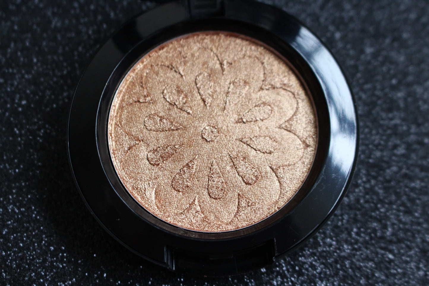Egyptian Sand Glamlighter – Handmade Pressed Powder
Part of our Glamour Goodies Collection, Egyptian Sand is a cool brown bronze shade warmed with golden and red undertones. Perfect for bold highlighter wearers, a little of this shade goes a long way.

Our handmade pressed glamlighter is silky smooth, highly pigmented, and easy to blend. The buttery formula glides onto the skin, building seamlessly for a luminous glow without ever looking glittery.

Net Wt.&nbsp;6g,&nbsp;0.21oz