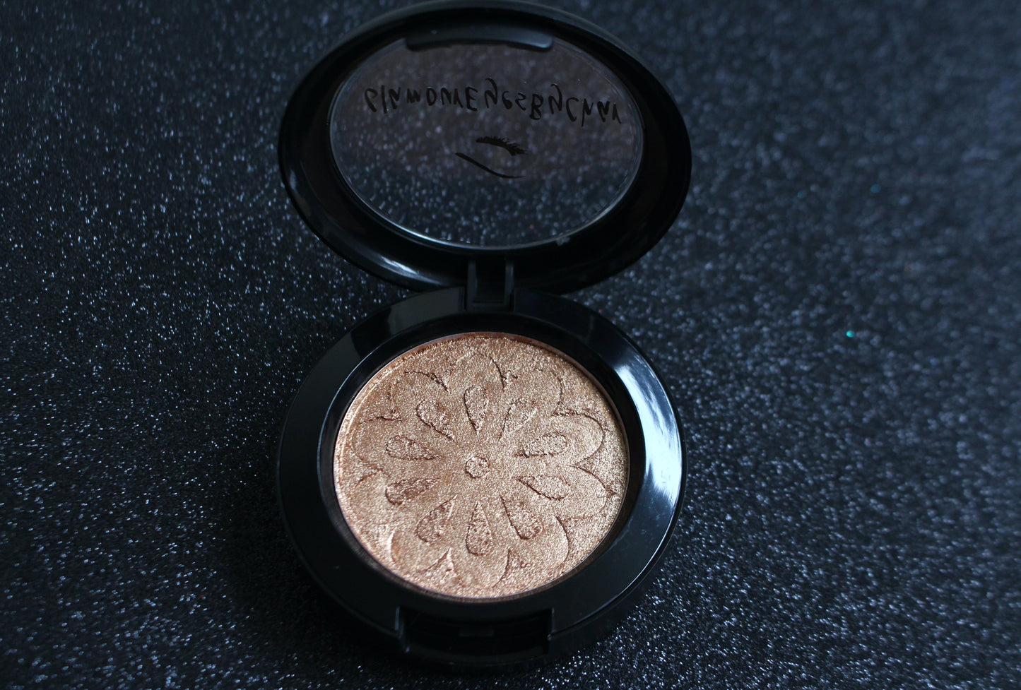 Egyptian Sand Glamlighter – Handmade Pressed Powder
Part of our Glamour Goodies Collection, Egyptian Sand is a cool brown bronze shade warmed with golden and red undertones. Perfect for bold highlighter wearers, a little of this shade goes a long way.

Our handmade pressed glamlighter is silky smooth, highly pigmented, and easy to blend. The buttery formula glides onto the skin, building seamlessly for a luminous glow without ever looking glittery.

Net Wt.&nbsp;6g,&nbsp;0.21oz