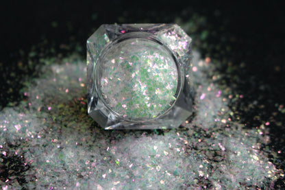 Pink Moscato – Premium Iridescent White Cellophane Glitter Flakes
Part of our Cellophane Glitter Flakes Collection, these stunning iridescent white glitter shards reflect soft pink, green, and golden hues—perfect for adding a sparkling touch to nail art and glitter slime.
Available in 5g jars only.