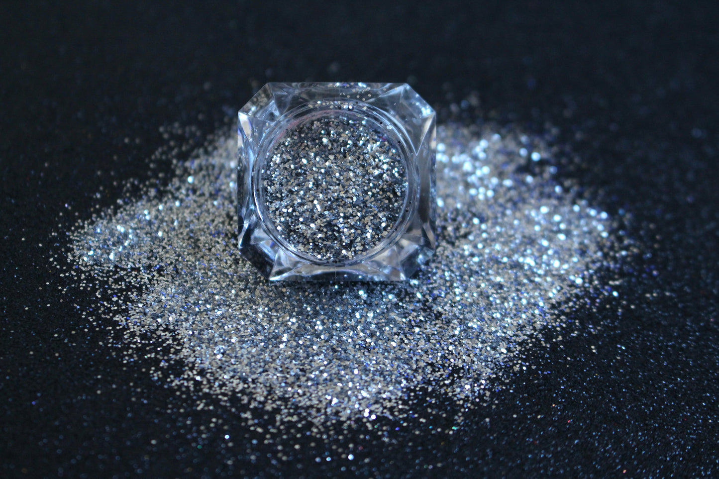 Full Moon – Premium Silver Metallic Glitter
Part of our Simple Glitter Collection, this silver metallic glitter adds a bold flash of shine. Full Moon can be used for all your creative looks, nail art, hair, and glitter slime.
Available in 5g and 10g jars.

Note: 10g jars are round and not diamond shaped.