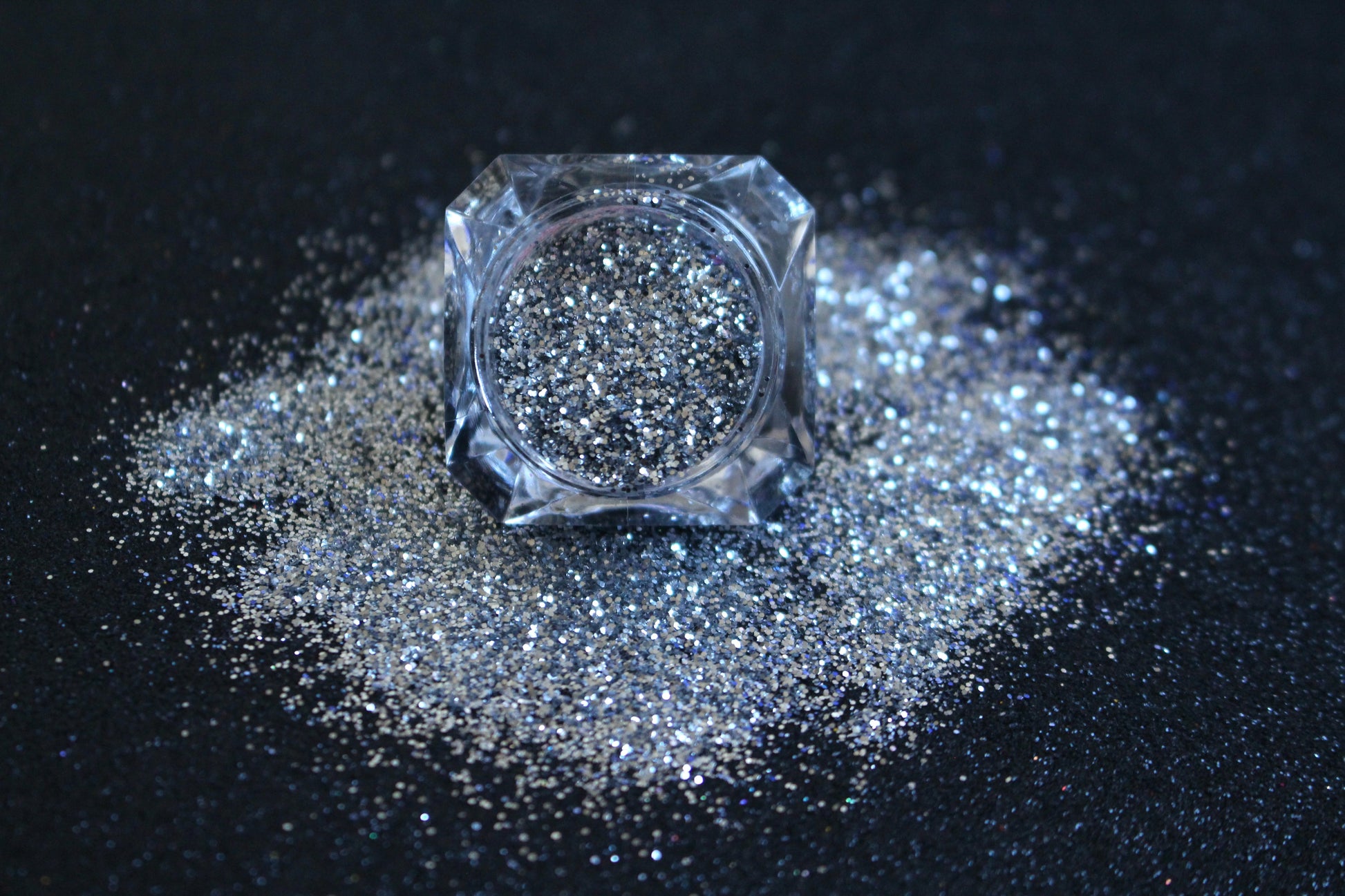 Full Moon – Premium Silver Metallic Glitter
Part of our Simple Glitter Collection, this silver metallic glitter adds a bold flash of shine. Full Moon can be used for all your creative looks, nail art, hair, and glitter slime.
Available in 5g and 10g jars.

Note: 10g jars are round and not diamond shaped.
