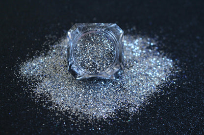 Full Moon – Premium Silver Metallic Glitter
Part of our Simple Glitter Collection, this silver metallic glitter adds a bold flash of shine. Full Moon can be used for all your creative looks, nail art, hair, and glitter slime.
Available in 5g and 10g jars.

Note: 10g jars are round and not diamond shaped.