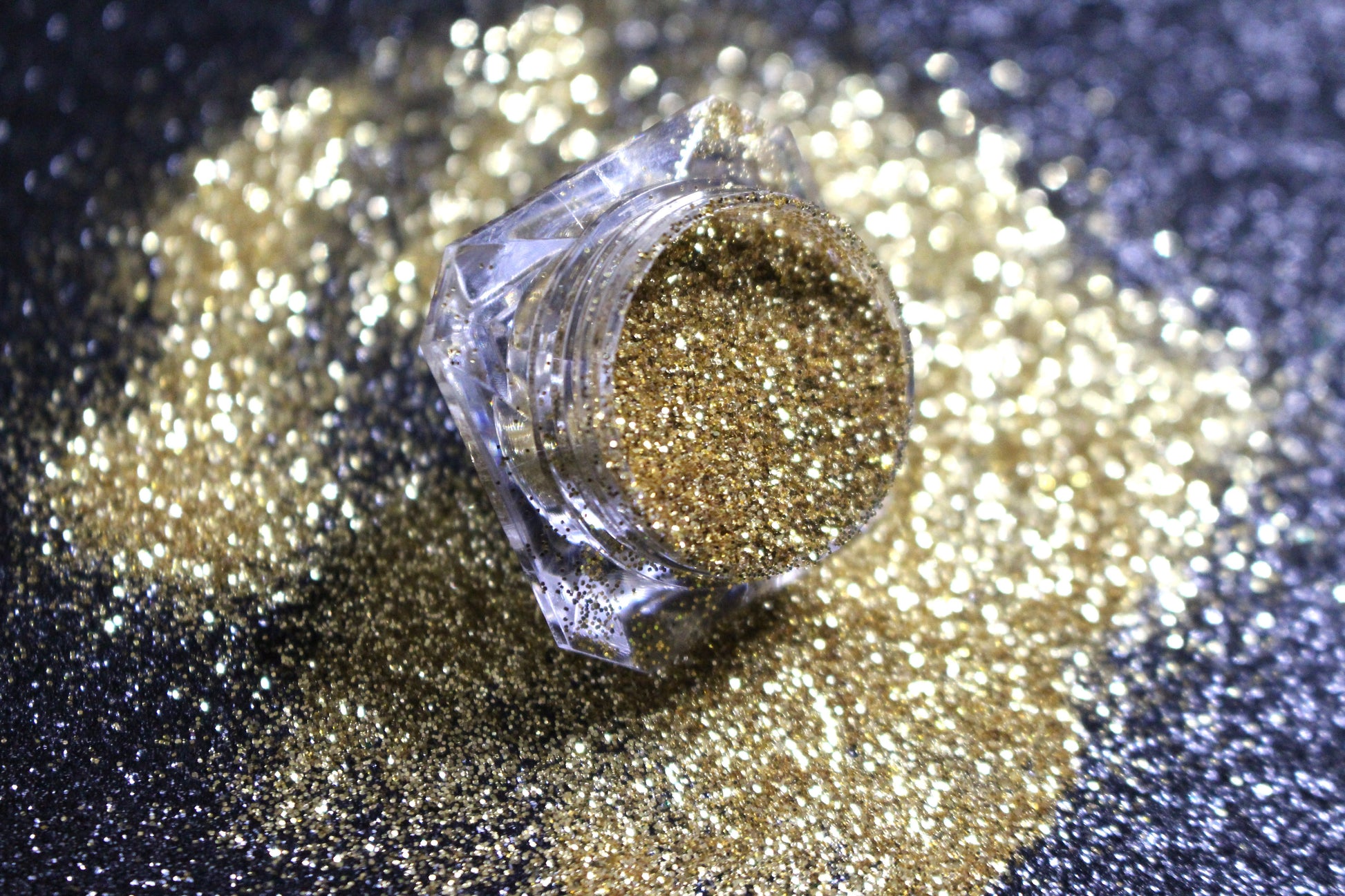This glitter is called Glass of Wine and is part of the simple glitter collection. It consists of gold glitter with a metallic sparkle.  Glass of Wine can be used for your face, body, hair and nails. Comes in 5g jars only.