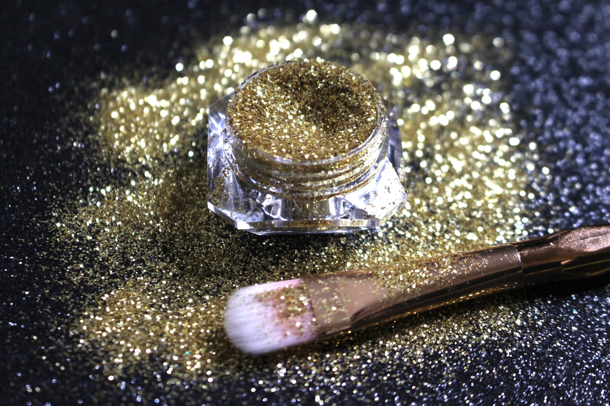 Glass of Wine – Premium Gold Metallic Glitter
Part of our Simple Glitter Collection, this rich gold metallic glitter delivers luxe shine and bold sparkle. Glass of Wine can be used for all your creative looks, nail art, hair, and glitter slime.
Available in 5g jars only.