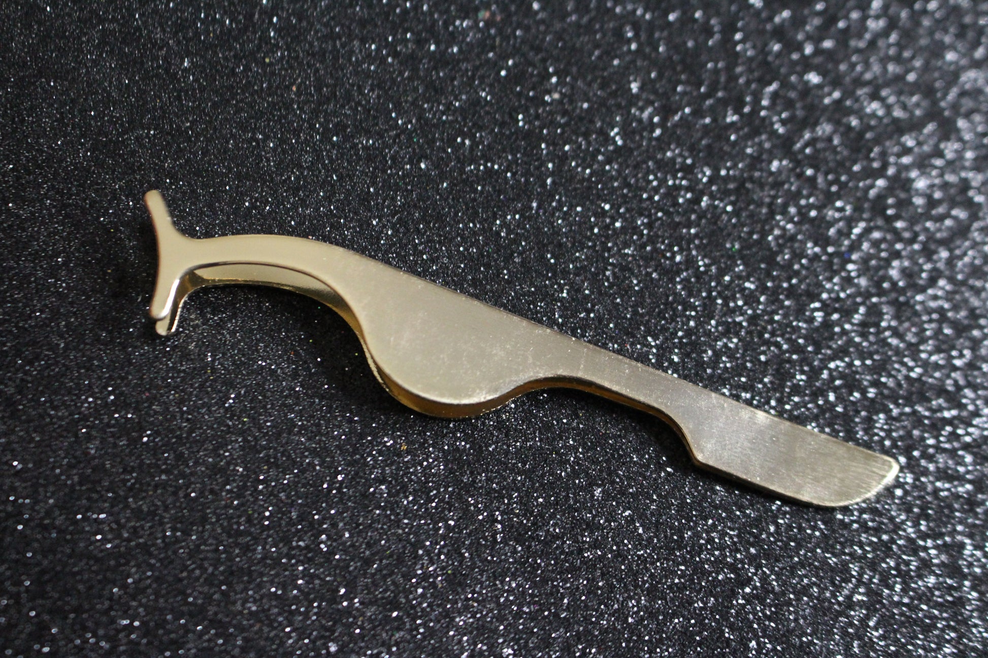 These gorgeous stainless steel tweezers will make the eyelash application process quick and easy.  These beauties are essential to your makeup tool collection. Total Length: 10.6cm/4.17 inches Tip: Apply our faux mink lashes with these luxurious tweezer