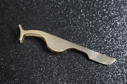 These gorgeous stainless steel tweezers will make the eyelash application process quick and easy.  These beauties are essential to your makeup tool collection. Total Length: 10.6cm/4.17 inches Tip: Apply our faux mink lashes with these luxurious tweezer