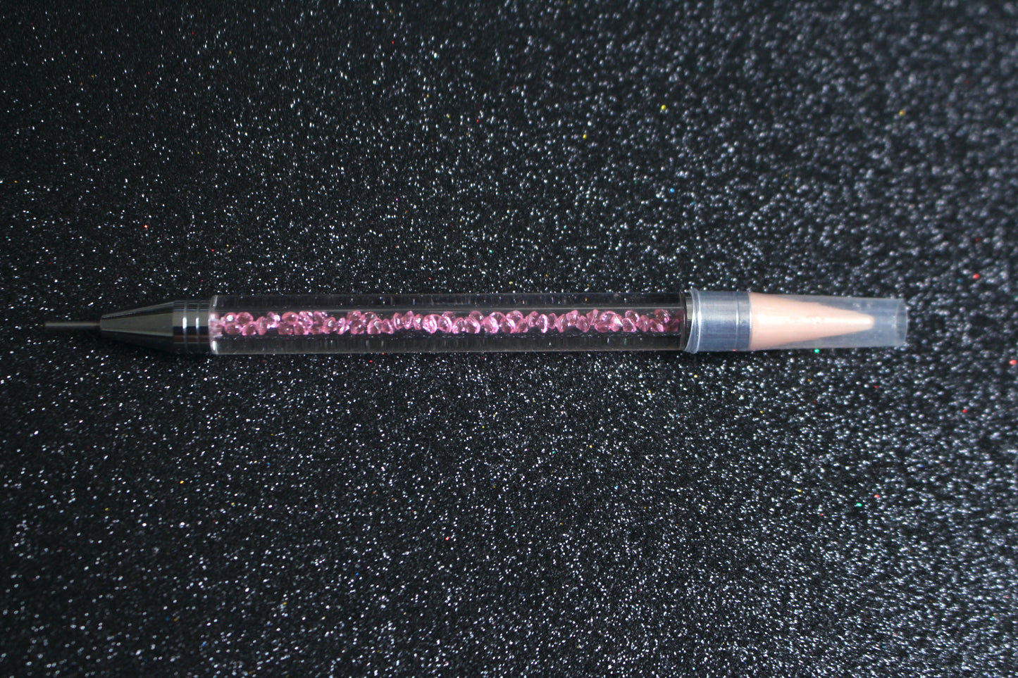 




Crystal Rhinestone Picker – Dual-Ended Tool for Nail Art &amp; DIY
Part of our Glamour Goodies Collection, this crystal dual-ended rhinestone picker is a must-have tool for effortlessly applying rhinestones and beads to nail art or creative DIY projects.

The detachable wax tip helps you easily pick up and place gems, while the stainless steel tip provides precision for more detailed work. Whether you’re working on intricate nail art or creative DIY projects, this tool makes the application process smo