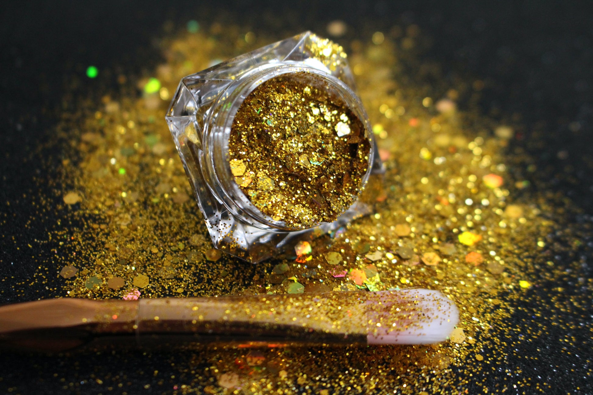 Gold Digger – Premium True Holographic Gold Glitter Mix
A premium glitter from our Super Chunky Glitter Collection, Gold Digger features true holographic gold glitter with an exceptionally brilliant shine. Perfect for all your creative looks, nail art, hair, and glitter slime.