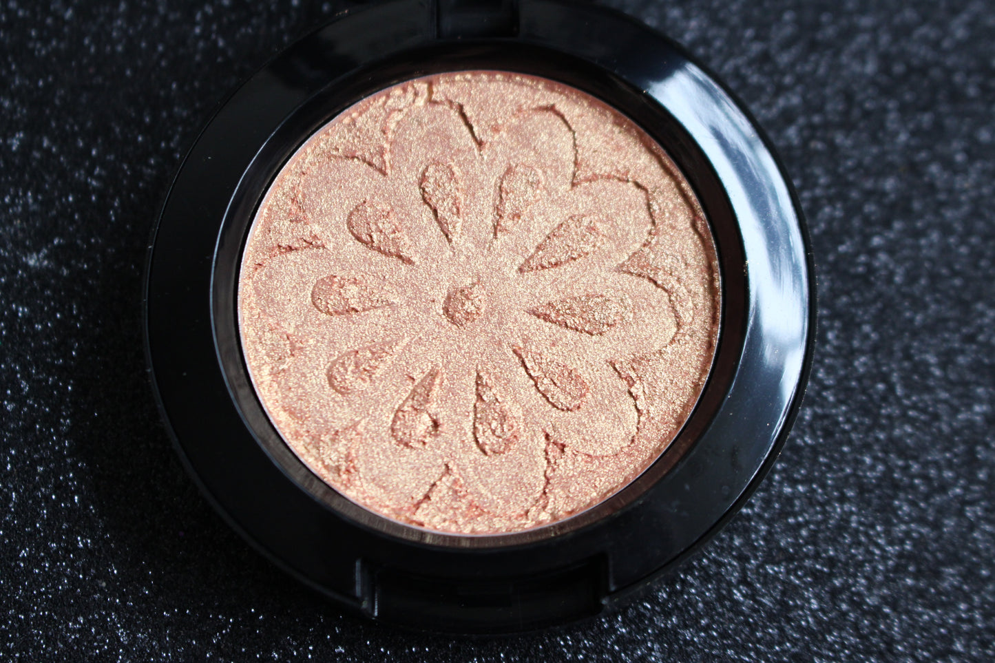 Nefertiti Glamlighter – Light Golden with Warm Orange Hues
Part of our Glamour Goodies Collection, the Nefertiti Glamlighter channels the glow of a goddess with its light golden shade kissed with warm orange tones. Perfect as a highlighter or eyeshadow, Nefertiti is made for bold glow lovers, and trust us, a little goes a long way!

Our handmade pressed glamlighter is richly pigmented and silky smooth, gliding effortlessly onto your skin for a luminous, eye-catching glow. The buttery formula builds and blen