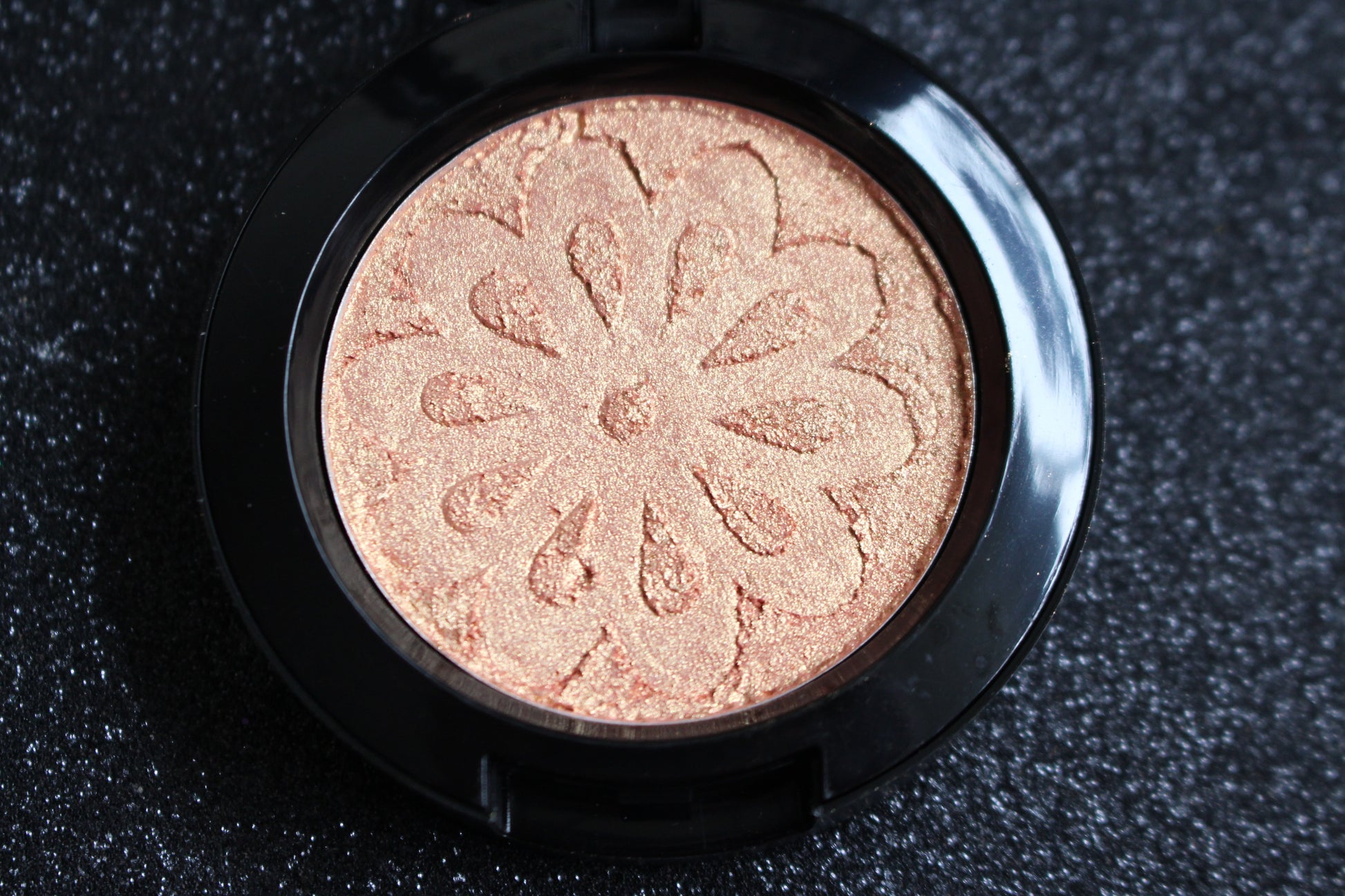 Nefertiti Glamlighter – Light Golden with Warm Orange Hues
Part of our Glamour Goodies Collection, the Nefertiti Glamlighter channels the glow of a goddess with its light golden shade kissed with warm orange tones. Perfect as a highlighter or eyeshadow, Nefertiti is made for bold glow lovers, and trust us, a little goes a long way!

Our handmade pressed glamlighter is richly pigmented and silky smooth, gliding effortlessly onto your skin for a luminous, eye-catching glow. The buttery formula builds and blen