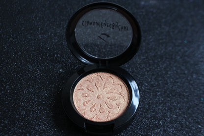 Nefertiti Glamlighter – Light Golden with Warm Orange Hues
Part of our Glamour Goodies Collection, the Nefertiti Glamlighter channels the glow of a goddess with its light golden shade kissed with warm orange tones. Perfect as a highlighter or eyeshadow, Nefertiti is made for bold glow lovers, and trust us, a little goes a long way!

Our handmade pressed glamlighter is richly pigmented and silky smooth, gliding effortlessly onto your skin for a luminous, eye-catching glow. The buttery formula builds and blen