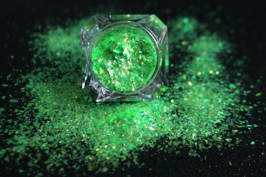 Greentini – Premium Bright Iridescent Green Cellophane Glitter Flakes
Part of our Cellophane Glitter Flakes Collection, these bright iridescent green glitter shards shimmer with golden reflects. Greentini is&nbsp;perfect for nail art and glitter slime.
Available in 5g jars only.