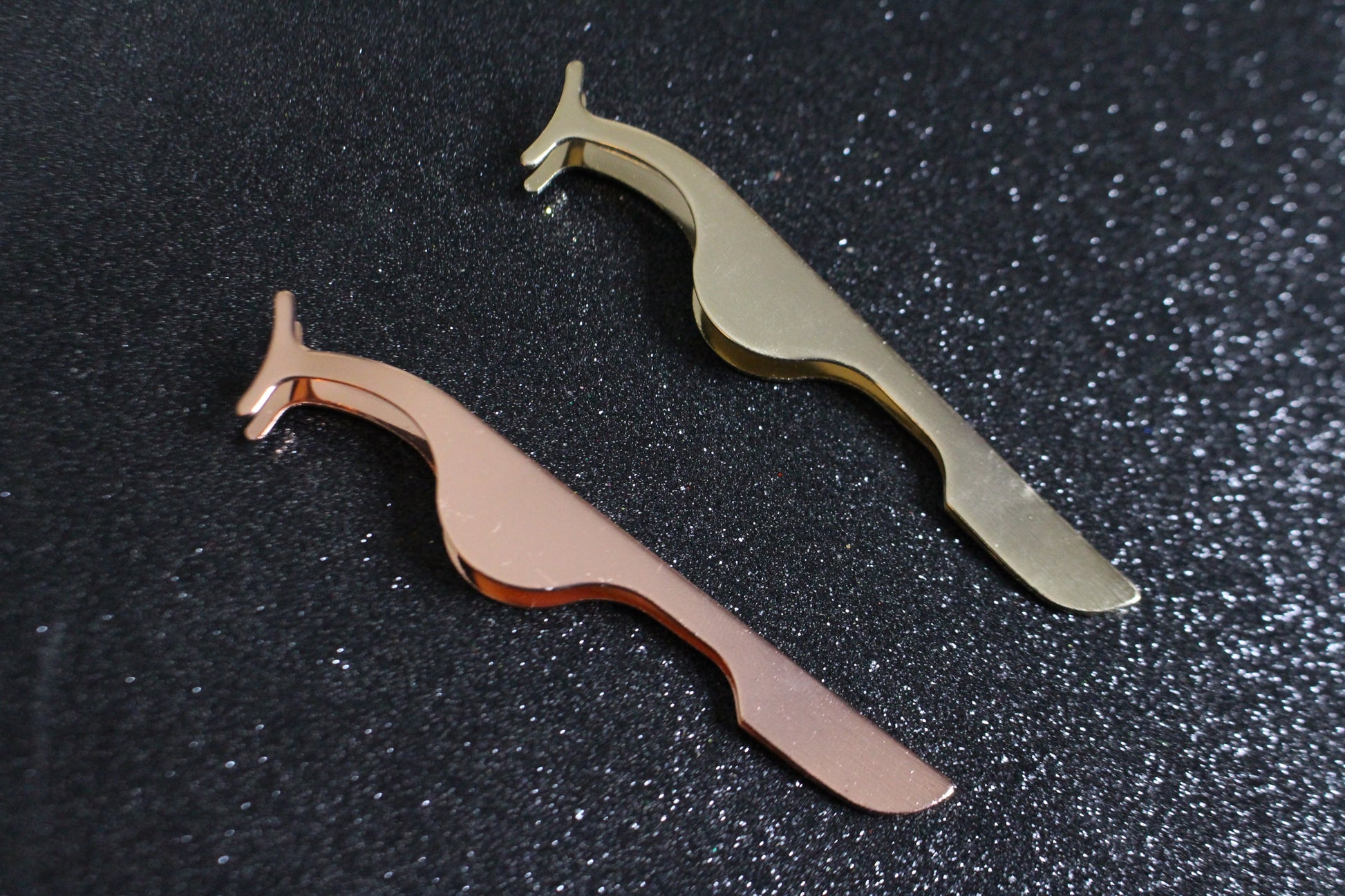 These gorgeous stainless steel tweezers will make the eyelash application process quick and easy.  These beauties are essential to your makeup tool collection. Total Length: 10.6cm/4.17 inches Tip: Apply our faux mink lashes with these luxurious tweezer