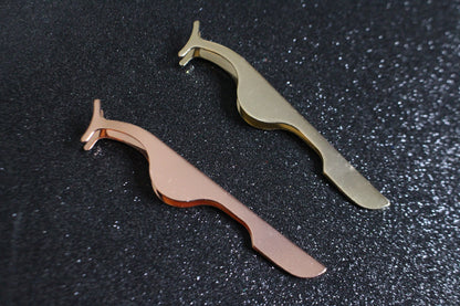 These gorgeous stainless steel tweezers will make the eyelash application process quick and easy.  These beauties are essential to your makeup tool collection. Total Length: 10.6cm/4.17 inches Tip: Apply our faux mink lashes with these luxurious tweezer