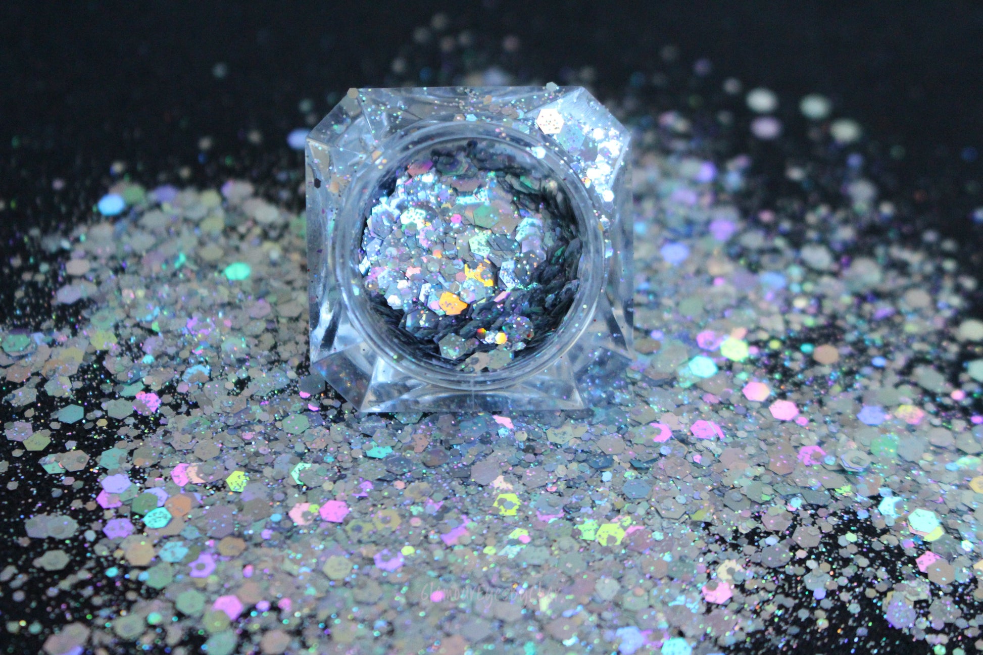 Ice Queen – Premium Holographic Silver Glitter Mix
A premium glitter from our Super Chunky Glitter Collection, Ice Queen features holographic silver glitter with an exceptionally brilliant shine.&nbsp;Perfect for all your creative looks, nail art, hair, glitter slime, resin art, tumblers, crafts, and DIY projects.