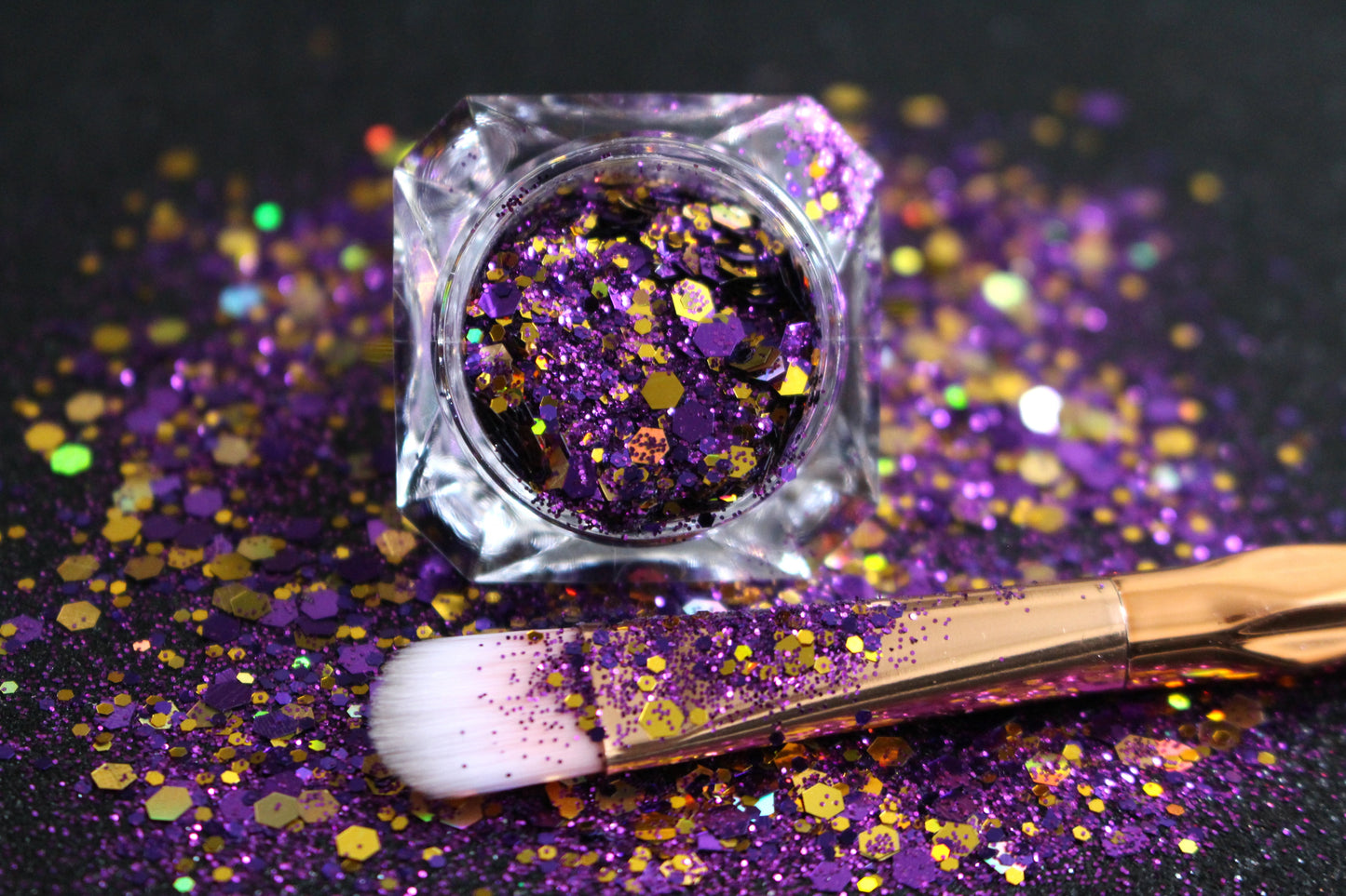 Lakers – Premium Royal Purple and Gold Glitter
Show your team pride with this bold blend of royal purple and golden holographic sparkle from our Super Chunky Glitter Collection. Perfect for Lakers fans who want to shine courtside or at any game day event! Lakers is ideal for all your creative looks, nail art, hair, and glitter slime.